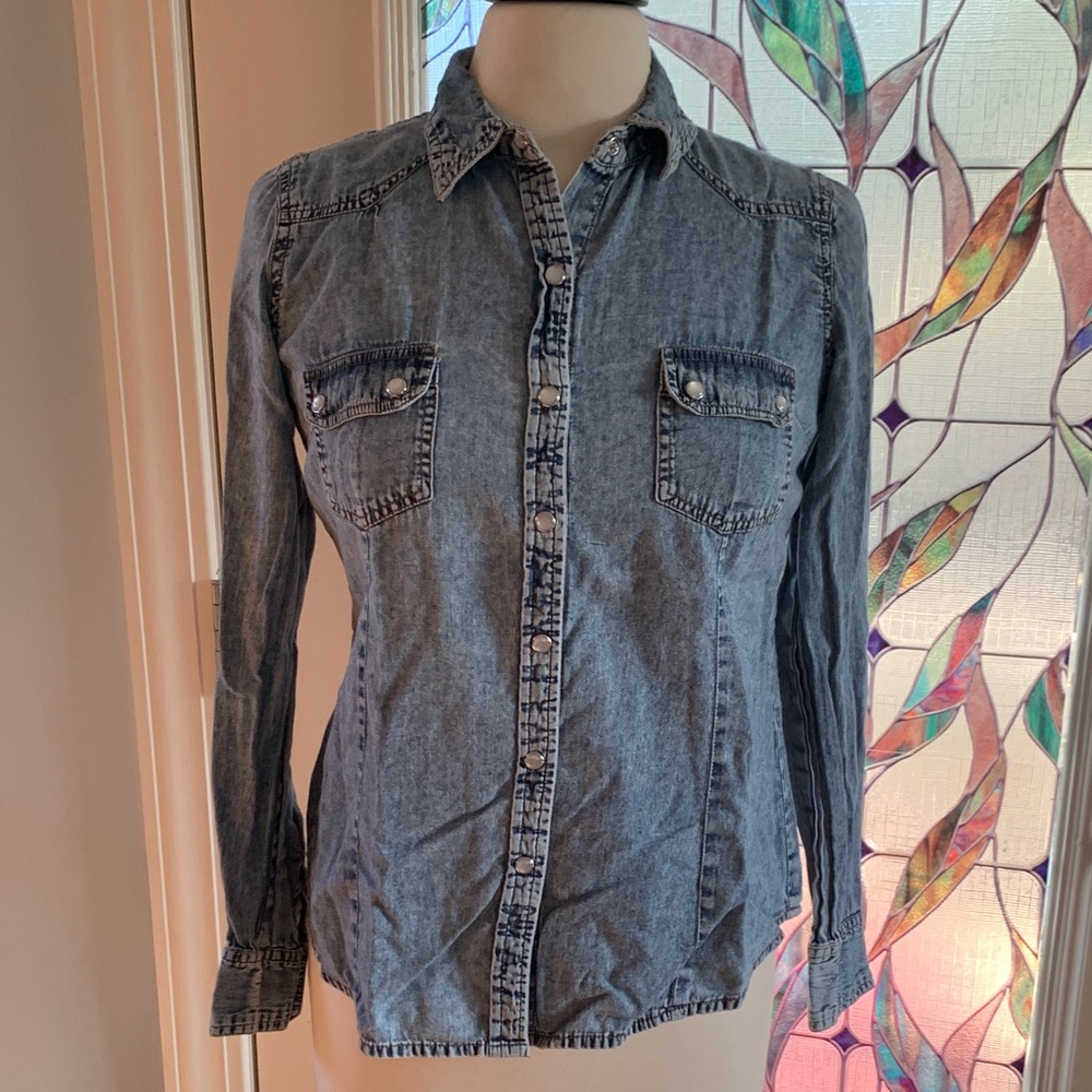 Dizzire Denim Button-Up Shirt with pockets and Pearl looking snap buttons